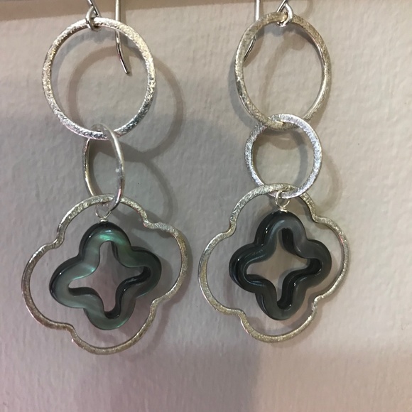 New Sterling silver and oyster shell dangle earrings - Picture 1 of 1